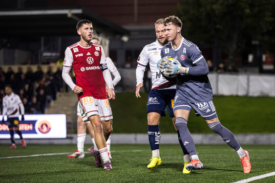 Sandvikens IFs Emil Engqvist och målvakt Otto Lindell mot