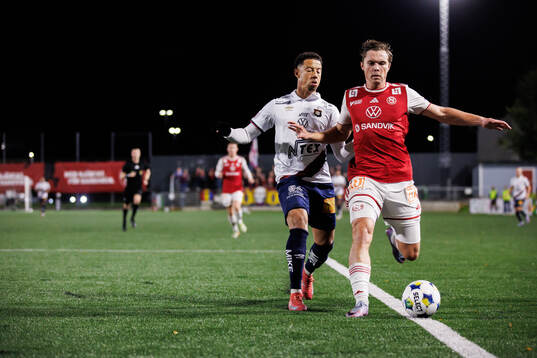 Örgrytes Tobias Sana och Sandvikens IFs Linus Tagesson