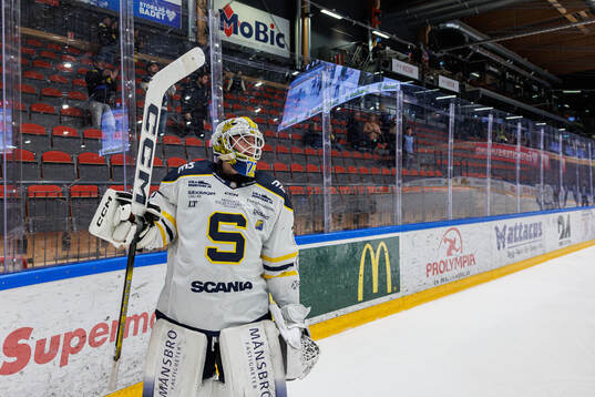 Södertäljes målvakt Love Härenstam jublar