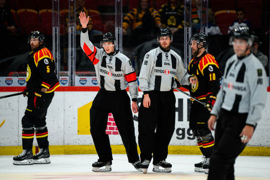 Domare Christoffer Holm och Brynäs Johan Larsson