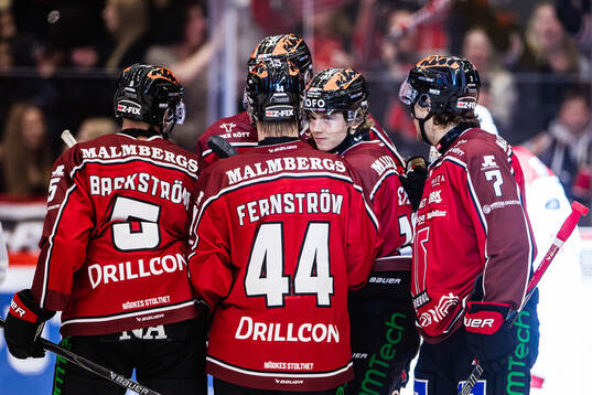 Örebros Noah Steen (m) jublar med Gustav Backström,