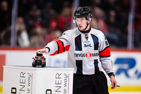 Domare Oscar Niklasson hämtar matchpucken