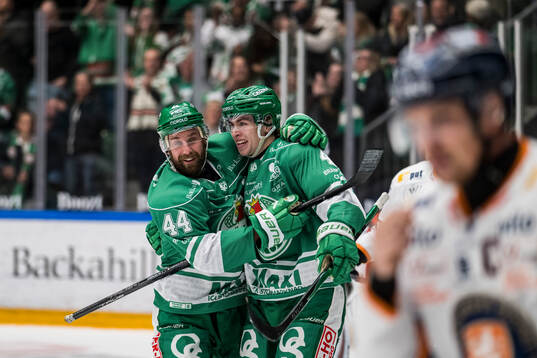 Rögles Calvin De Haan jublar med Simon Zether