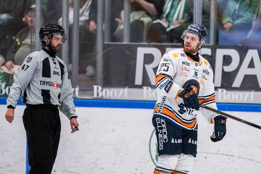 Växjös Lucas Elvenes reagerar på ett domslut