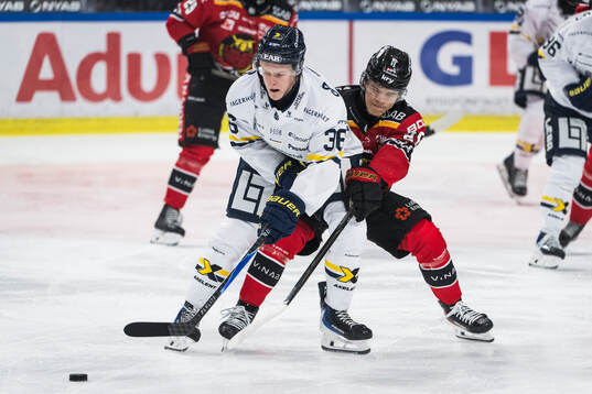 HV71s Martin Johnsen och Luleås Casper Juustovaara Karlsson
