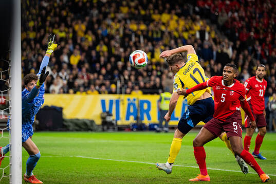 Viktor Gyökeres of Sweden and Manuel Akanji of Switzerland