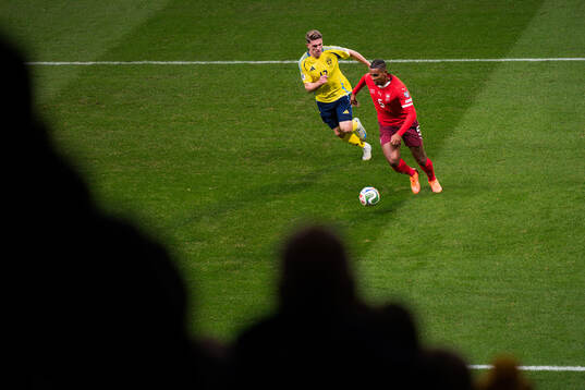Viktor Gyökeres of Sweden and Manuel Akanji of Switzerland
