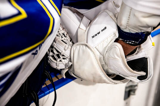 målvakt Marcus Gidlöf handske