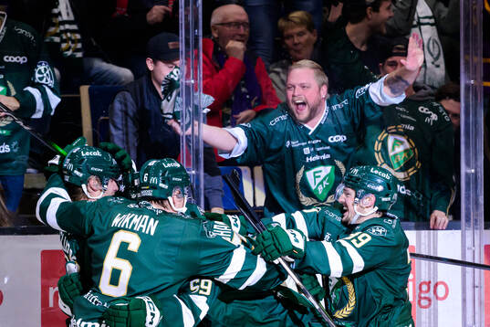 Färjestads Linus Johansson jublar