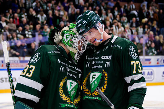 Färjestads målvakt Emil Larmi och Adam Ollas Mattsson