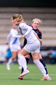 Djurgårdens Elsa Pelgander och Rosengårds Emilia Larsson
