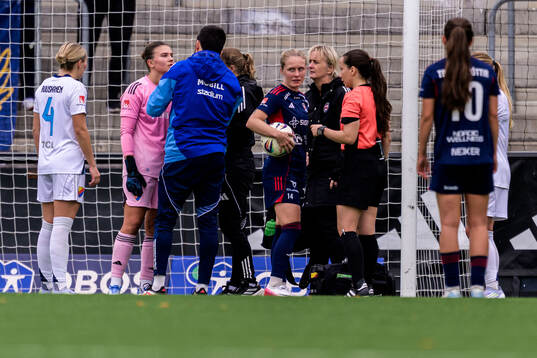 Djurgårdens målvakt Anna Aurora Koivunen får vård av