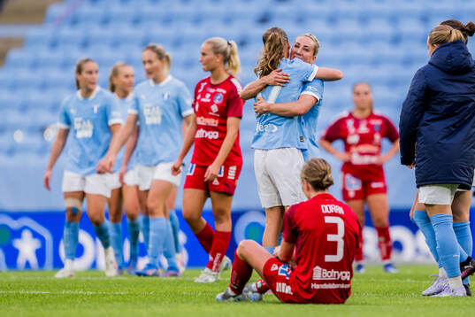 Malmö FFs Karoline Olesen och Mia Persson jublar