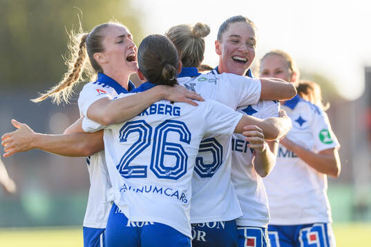 IFK Norrköpings Jessica Wik jublar med lagkamrater