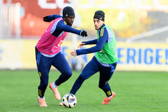 Genesis Antwi and Taha Ayari of the Swedish under-21