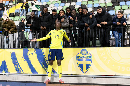 Alieu Njie of Sweden takes photos with the fans