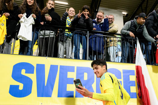 Matteo Perez Vinlöf of Sweden takes photos with the fans