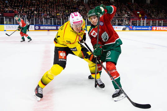 Waltteri Merelä of SC Bern and Dominik Egli of Frölunda