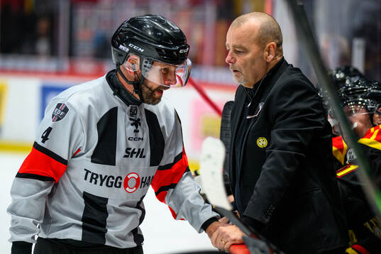 Domare Marcus Linde och Brynäs tränare Niklas Gällstedt