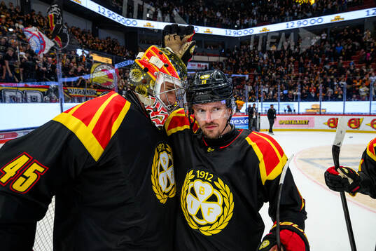Brynäs målvakt Damian Clara och Johannes Kinnvall jublar