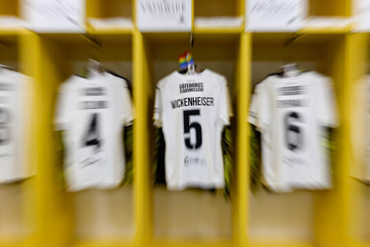 The jersey of Mary Caroline Wickenheiser of Häcken