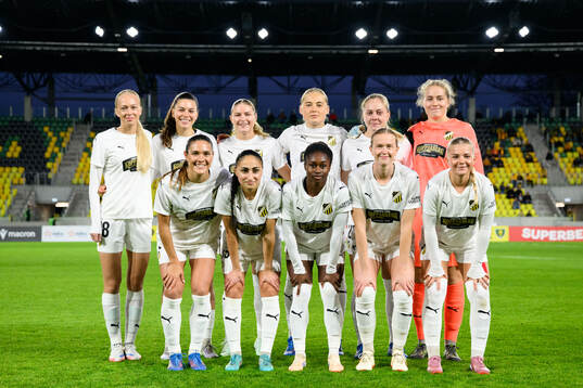 The starting eleven of Häcken pose for a team photo