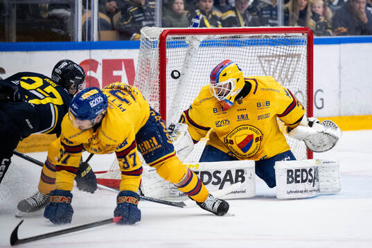 HV71s Jonathan Ang gör 1-0 bakom Djurgårdens målvakt
