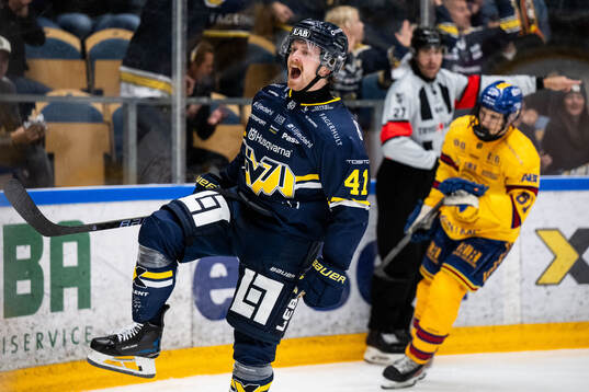 HV71s Riley Woods jublar
