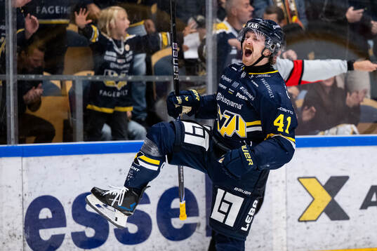 HV71s Riley Woods jublar