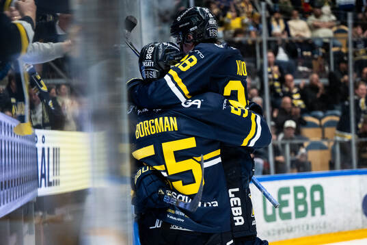 HV71s Riley Woods jublar med Justin Glenn Kloos