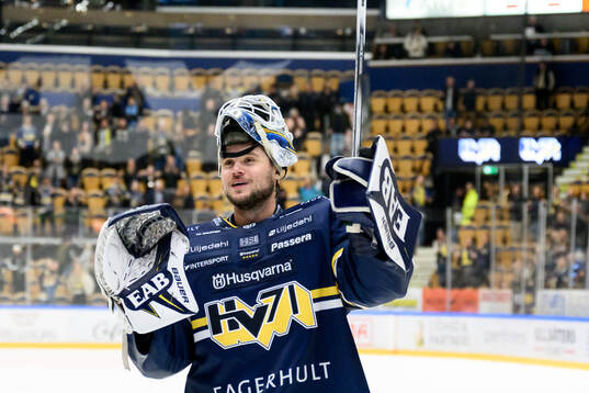HV71s målvakt Frederik Dichow  jublar