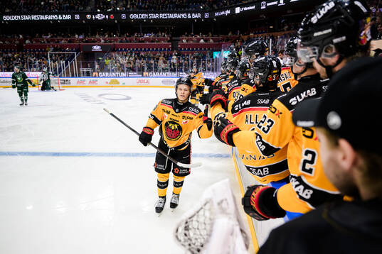 Luleås Casper Juustovaara Karlsson jublar