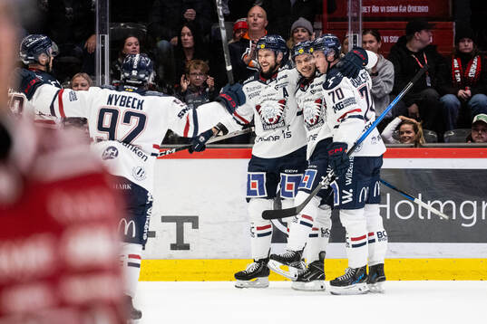 Linköpings Ty Rattie jublar med lagkamrater