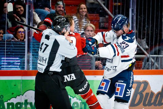 Örebros Noah Steen och Linköpings Robin Kovacs bråkar