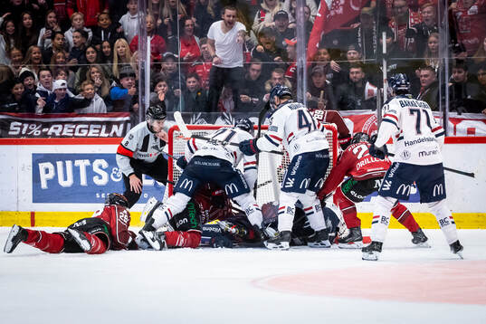 Stökigt framför Örebros målvakt Jonas Arntzen och
