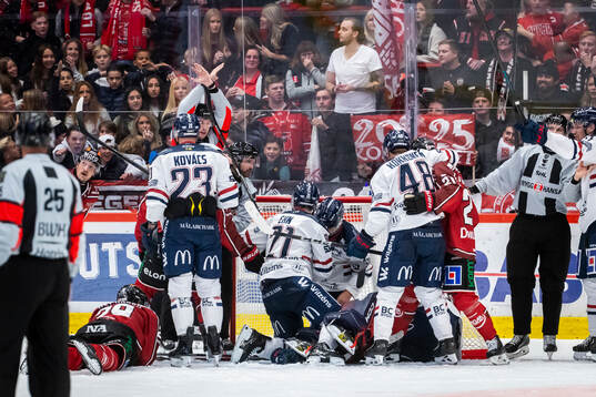 Stökigt framför Örebros målvakt Jonas Arntzen och