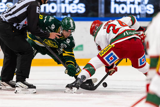 Björklövens Jacob Olofsson och Modos Kyle Topping