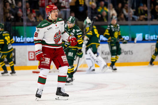 Modos Linus Andersson jublar