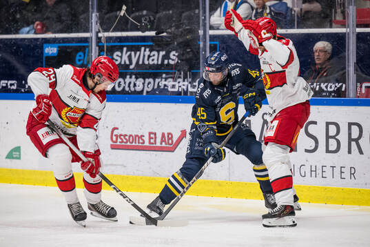 Almtunas Lukas Smith och Victor Aronsson mot Södertäljes