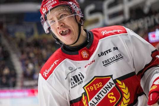 Almtunas Mikkel Øby-Olsen jublar