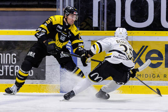 Västerås Olle Norberg och AIKs Christopher Bengtsson