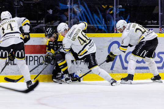 Västerås Anton Gradin och AIKs Viggo Gustafsson och Oscar
