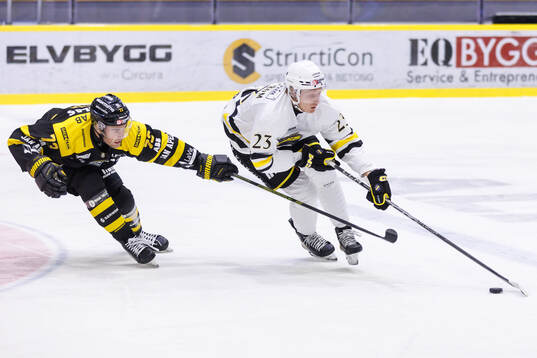 Västerås Anton Gradin och AIKs Oliver Tärnström