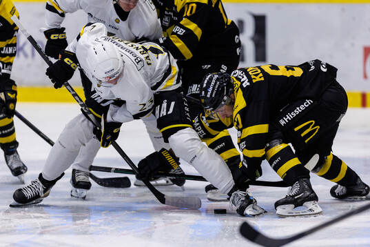 AIKs Oliver Tärnström och Västerås Konstantin Komarek