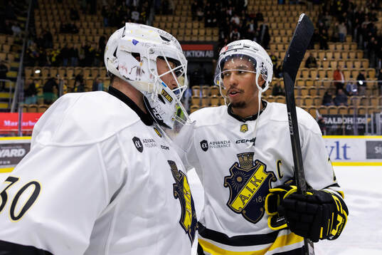 AIKs målvakt Victor Brattström och Oscar Nord jublar