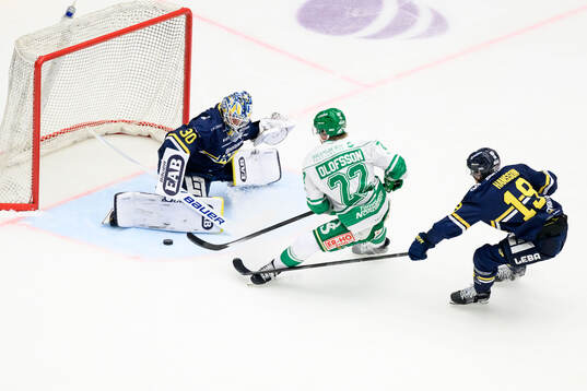 HV71s målvakt Lassi Lehtinen och Rögles Fredrik Olofsson