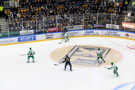 HV71s Oskar Stål-Lyrenäs och Rögles Calle Själin