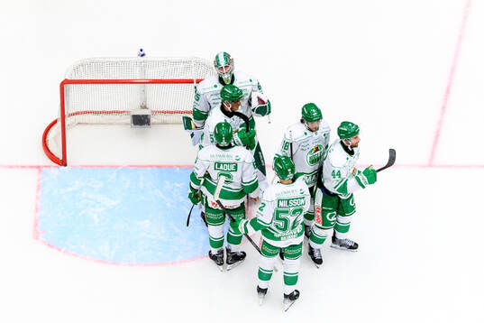 Rögles målvakt Christoffer Rifalk jublar med lagkamraterna