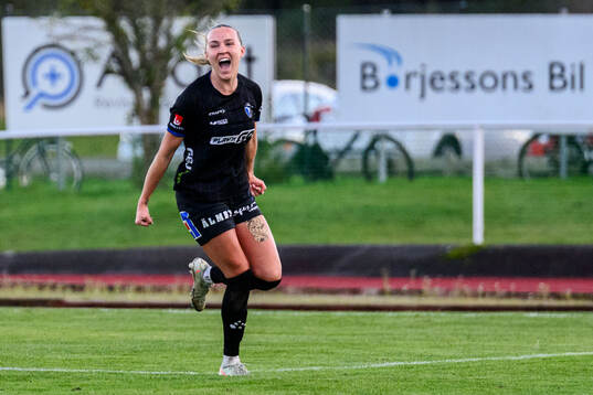 Växjö DFFs Larkin Russel jublar