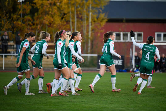 Alingsås spelare jublar med målskytten Ina Österlind